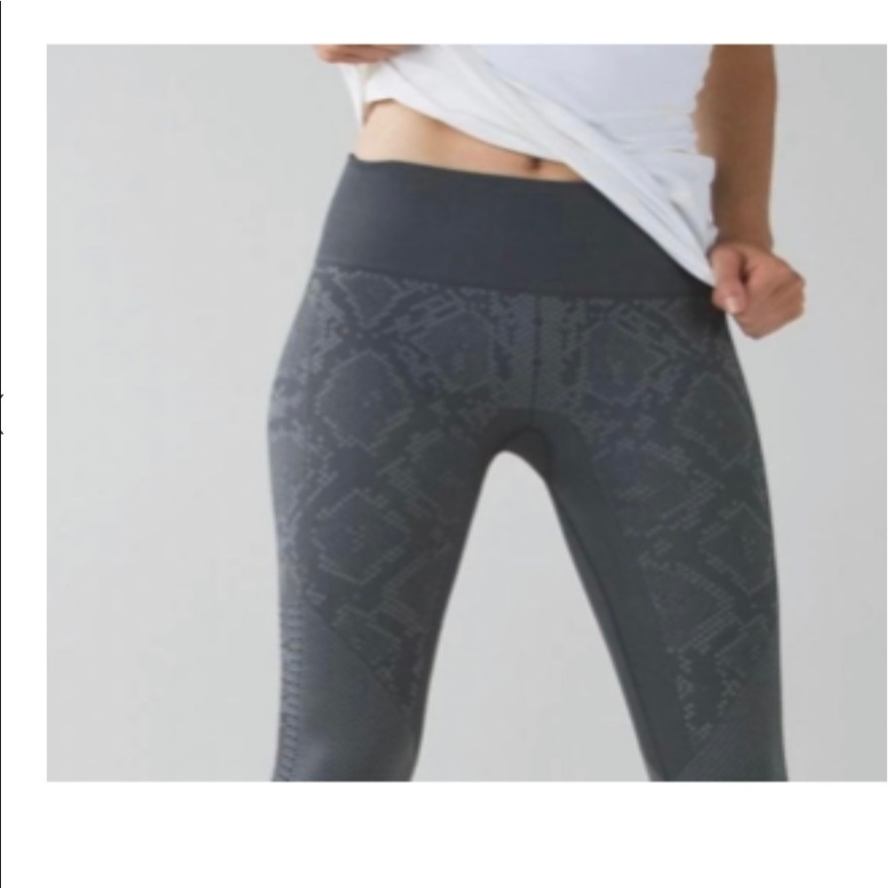 Lululemon Snake Skin pattern capris leggings size 4